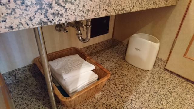 PLAZA K(プラザＫ)(八王子市/ラブホテル)の写真『洗面台下のタオル』by おむすび
