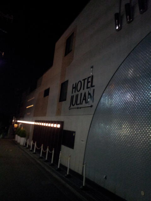 HOTEL JULIAN(ジュリアン)(座間市/ラブホテル)の写真『外観(深夜・西側)①』by 少佐