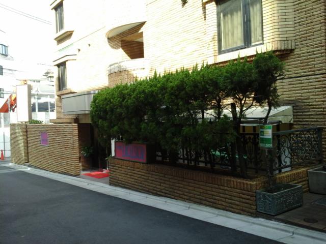 ホテル エクセルシオ(新宿区/ラブホテル)の写真『白昼の入口  西側全景』by ルーリー９nine