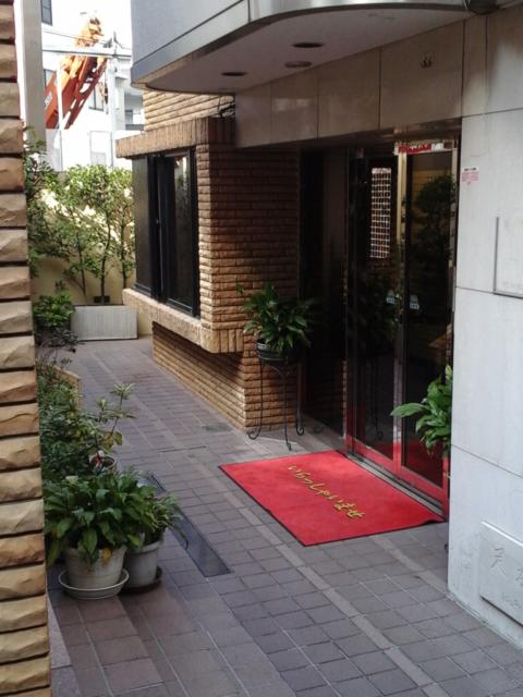 ホテル エクセルシオ(新宿区/ラブホテル)の写真『白昼の入口  西側 ( 北側入口、西側入口の合流点 )』by ルーリー９nine