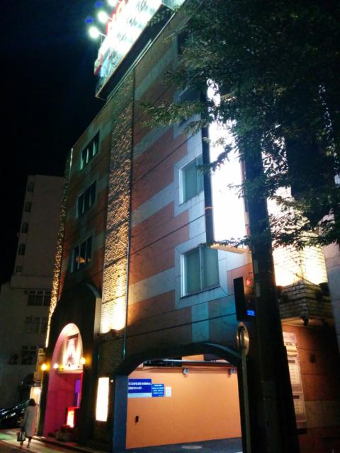 AKAIKUTSU(横浜市中区/ラブホテル)の写真『夜の外観』by ましりと