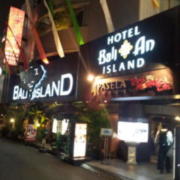 HOTEL Bali An Resort　新宿アイランド店(全国/ラブホテル)の写真『昼の外観』by 逆水流
