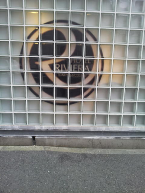 HOTEL RIVIERA(リビエラ)(横浜市西区/ラブホテル)の写真『壁面ガラスブロック(夕方)』by 少佐