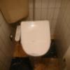 クリスタル１・２(台東区/ラブホテル)の写真『＃203　古いタイプのトイレで、温水洗浄便座が後付けで設置されていた。』by おっぱい大好き