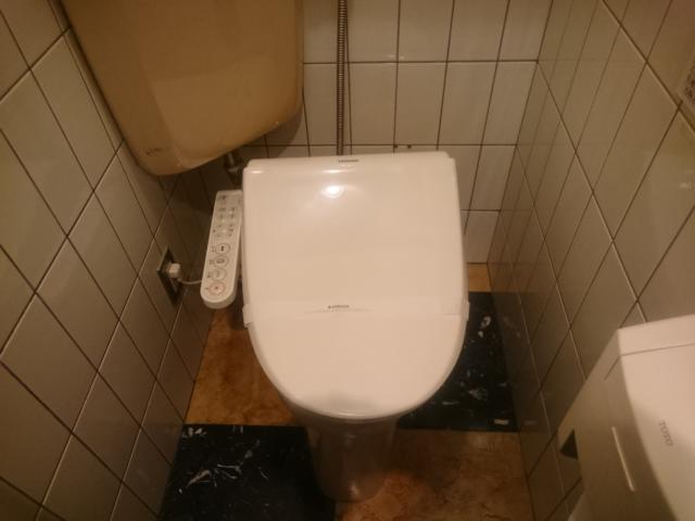 クリスタル１・２(台東区/ラブホテル)の写真『＃203　古いタイプのトイレで、温水洗浄便座が後付けで設置されていた。』by 名無しさん（ID:7972）