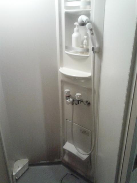 レンタルルーム ビスタ(新宿区/ラブホテル)の写真『６号室 シャワールームはユニットなのでキレイです。大人２人でギリギリ入れて洗いっこできました。』by セイムス