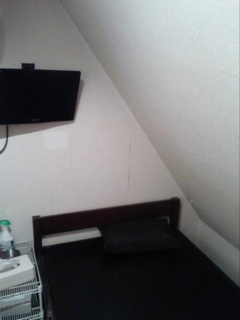 レンタルルーム ビスタ(新宿区/ラブホテル)の写真『６号室 斜め壁で圧迫感はあります。テレビはクリアに映りました。』by セイムス