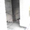 シャルム目黒(品川区/ラブホテル)の写真『昼の入口  西側  外壁内側・地階行き階段』by ルーリー９nine