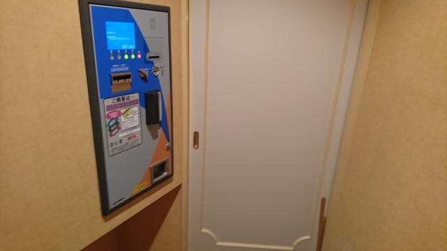 PLAZA K(プラザＫ)(八王子市/ラブホテル)の写真『部屋の入り口にある自動支払機』by おむすび