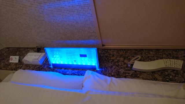 PLAZA K(プラザＫ)(八王子市/ラブホテル)の写真『枕元の照明コントローラーと電話機など』by おむすび