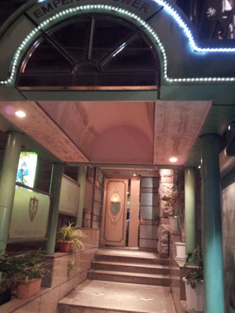 エンペラータワー石庭(新宿区/ラブホテル)の写真『入口(夜)』by 少佐