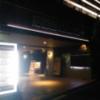 ホテル拾番館（じゅうばんかん）(横浜市中区/ラブホテル)の写真『夜の駐車場出入口』by ましりと