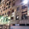 ホテル FORSION(フォーション)(新宿区/ラブホテル)の写真『駐車場入口(夜)』by 少佐