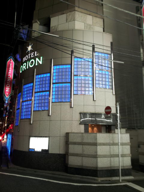 オリオン(新宿区/ラブホテル)の写真『外観(夜)②』by 少佐
