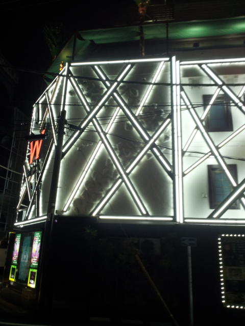 Wバグース(新宿区/ラブホテル)の写真『外観(夜)③』by 少佐