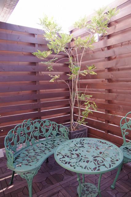 グリーンヒル(渋谷区/ラブホテル)の写真『601号室　テラスのチェア・テーブルと観葉植物』by マーケンワン