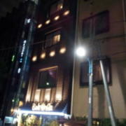 ホテルバリアンリゾート東新宿店(全国/ラブホテル)の写真『昼の外観 （南から）』by ホテルレポったー
