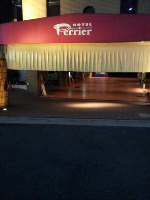 HOTEL Perrier(ペリエ)(新宿区/ラブホテル)の写真『駐車場入口付近(夜)』by 少佐