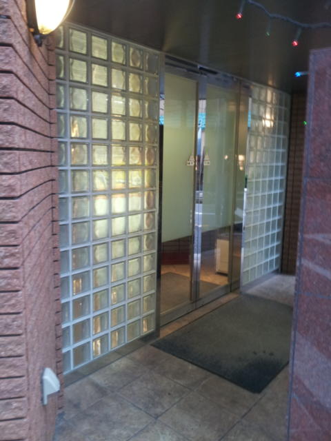 ホテル メープル(豊島区/ラブホテル)の写真『入口自動ドア』by 少佐