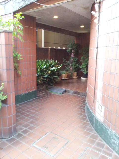 HOTEL K(新宿区/ラブホテル)の写真『入口付近(朝)』by 少佐