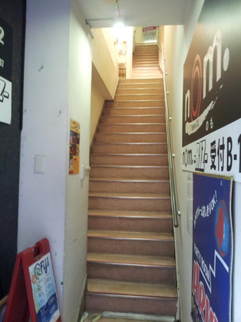 レンタルルーム フィジー(新宿区/ラブホテル)の写真『入口の階段』by 少佐