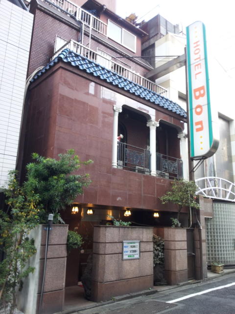 HOTEL BON（ボン）(新宿区/ラブホテル)の写真『外観(朝)①』by 少佐