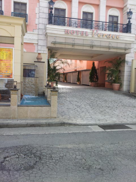 ホテル Verace(ベラーチェ)(厚木市/ラブホテル)の写真『入口付近(昼)』by 少佐