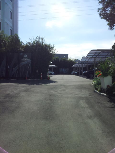 HOTEL CUE PLUS厚木(厚木市/ラブホテル)の写真『駐車場(昼)』by 少佐