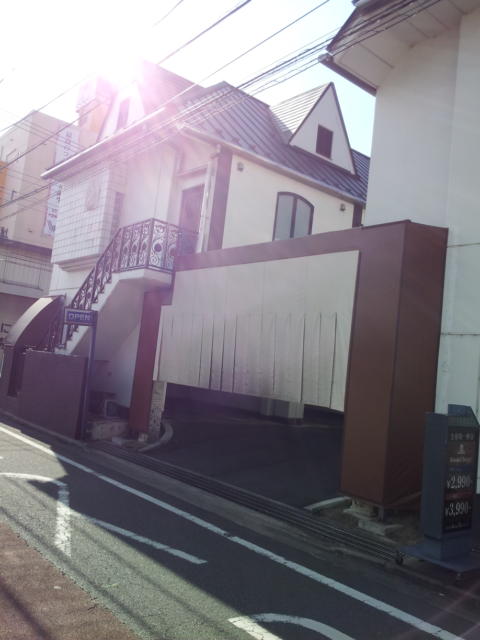 ホテル クイーンズタウンpart3(厚木市/ラブホテル)の写真『外観(昼)①』by 少佐