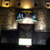 HOTEL Mitos（ミトス）(厚木市/ラブホテル)の写真『外観(夜・正面)①』by 少佐