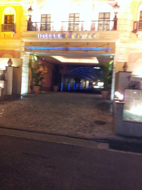 ホテル Verace(ベラーチェ)(厚木市/ラブホテル)の写真『駐車場入口(夜)』by 少佐