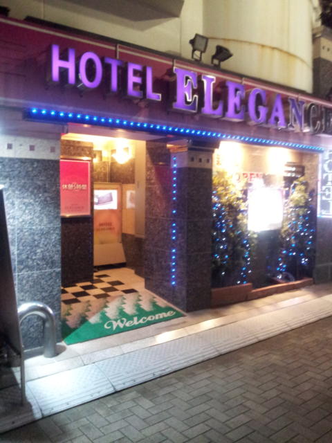 HOTEL ELEGANCE(エレガンス)(渋谷区/ラブホテル)の写真『入口付近(夜)』by 少佐
