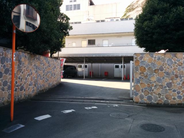 ホテル アラウダ新座(新座市/ラブホテル)の写真『昼の駐車場出入口2』by ましりと