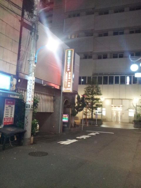 ホテルいいじま(新宿区/ラブホテル)の写真『駐車場入口付近(夜)』by 少佐