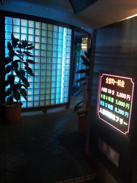 ホテルいいじま(新宿区/ラブホテル)の写真『入口付近(夜)③』by 少佐