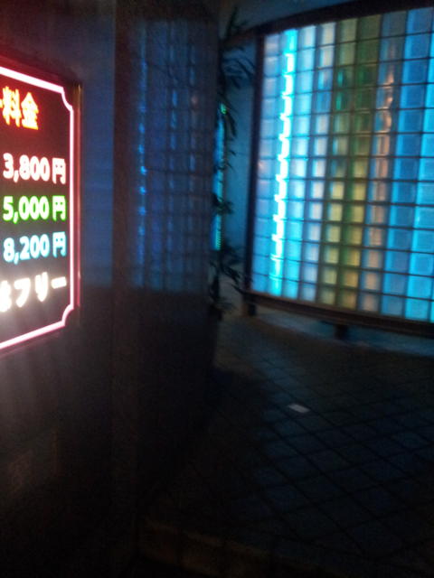 ホテルいいじま(新宿区/ラブホテル)の写真『入口付近(夜)①』by 少佐