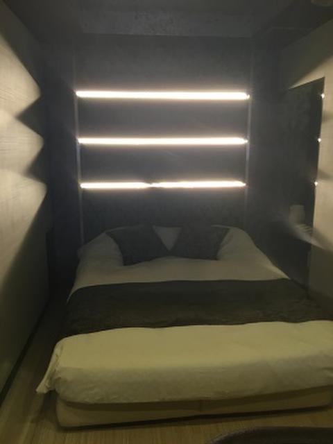 リオス柏(柏市/ラブホテル)の写真『201号室、ベッドは十分なスペースと清潔感あり』by 町田氏