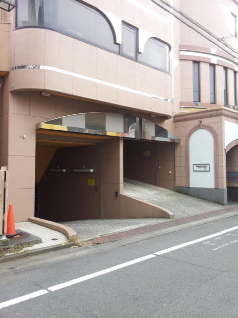 HOTEL IRIS（イリス）(藤沢市/ラブホテル)の写真『駐車場入口付近(昼)』by 少佐