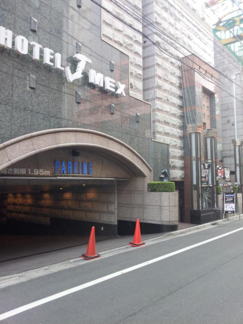 ホテル J-MEX(ジェイメックス)(新宿区/ラブホテル)の写真『駐車場入口付近(昼)』by 少佐