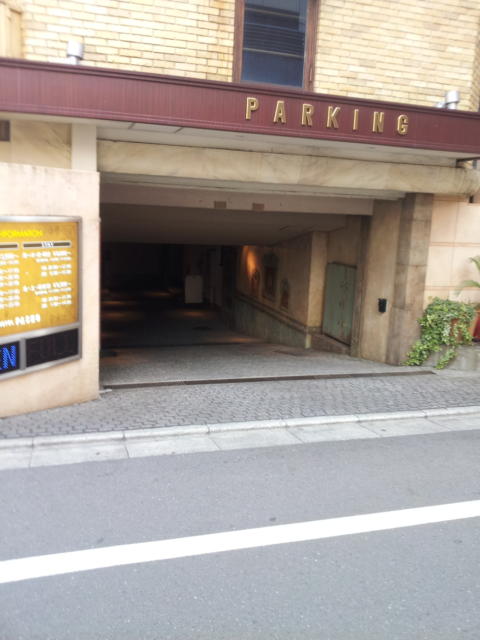 パセオ(新宿区/ラブホテル)の写真『駐車場入口(昼)』by 少佐