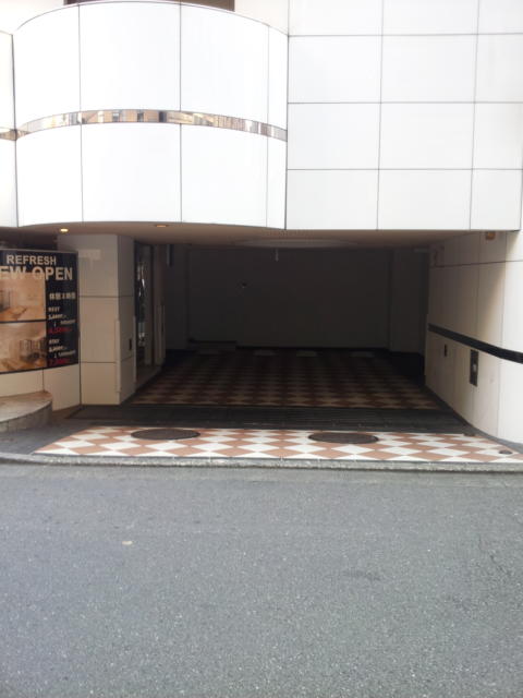 アランド新宿(新宿区/ラブホテル)の写真『駐車場入口(昼)』by 少佐
