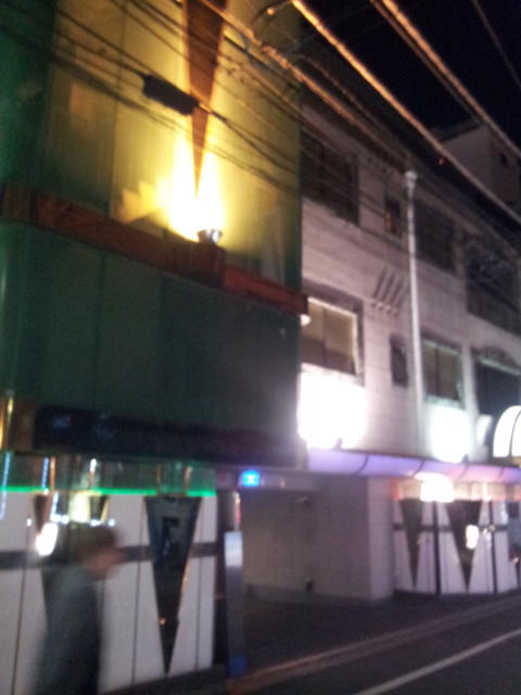 HOTEL Ｇ-７(新宿区/ラブホテル)の写真『駐車場入口付近(夜)』by 少佐