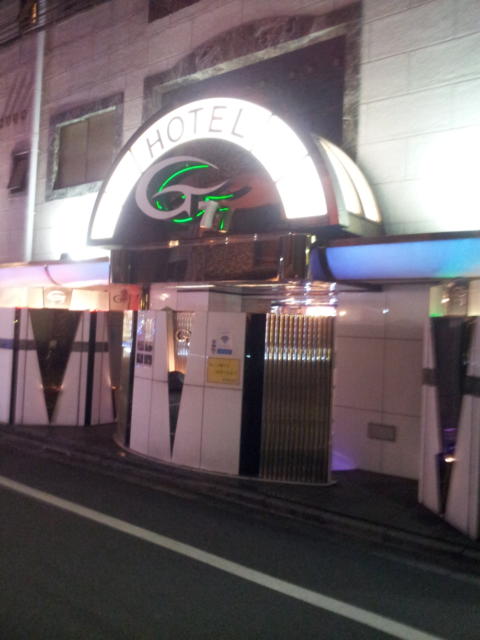 HOTEL Ｇ-７(新宿区/ラブホテル)の写真『入口付近(夜)』by 少佐