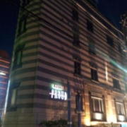 HOTEL PROUD（プラウド）(新宿区/ラブホテル)の写真『外観(夜)②』by 少佐