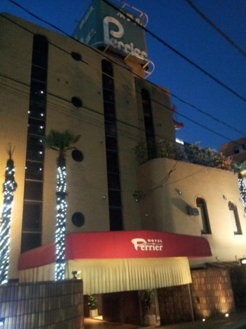 HOTEL Perrier(ペリエ)(新宿区/ラブホテル)の写真『駐車場付近(夜)』by 少佐