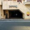 HOTEL LA LUNE(横浜市中区/ラブホテル)の写真『昼の駐車場出入口1』by ましりと