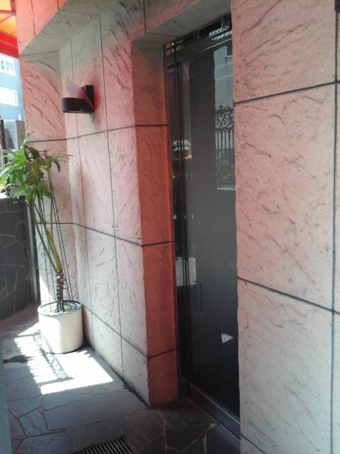 アイム(墨田区/ラブホテル)の写真『昼の入口 東南の角  目隠し裏側自動ドア』by ルーリー９nine