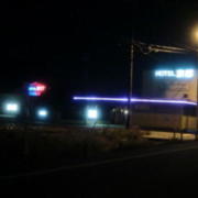 ホテル京都(新潟市南区/ラブホテル)の写真『夜の外観、入口』by たーよん
