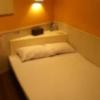 HOTEL HERME（エルメ）(渋谷区/ラブホテル)の写真『208号室　ベッドと枕元の備品』by カピ４５