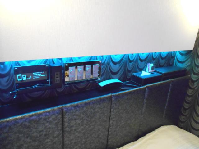 IKASU HOTEL(八王子市/ラブホテル)の写真『101号室、枕元のコントロールパネルと電話など』by もんが～